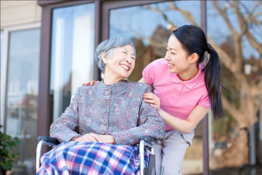 Những lưu ý khi chăm sóc người cao tuổi bạn nên biết