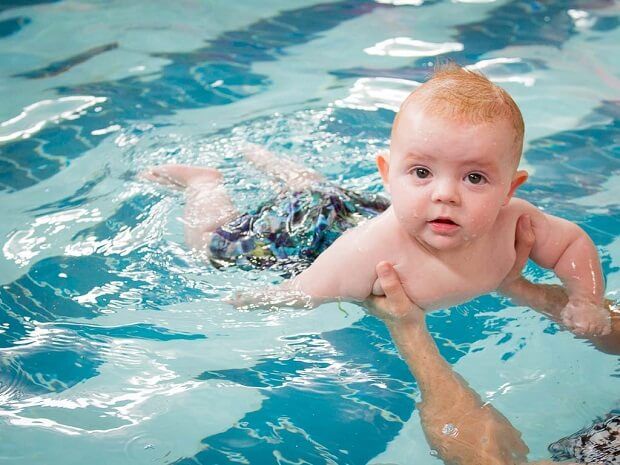 Ba mẹ không cho bé đi bơi khi nào?